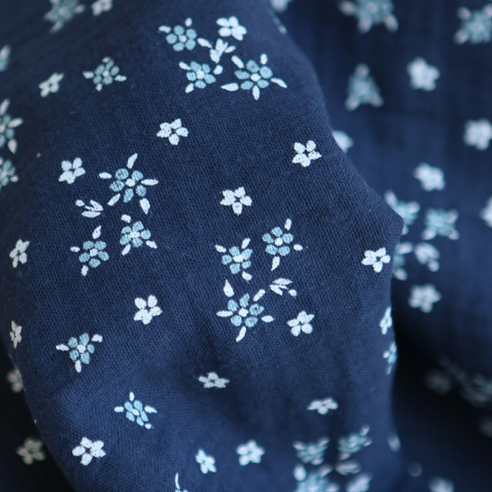 Lena - Double gaze de coton motif fleuri fond bleu marine