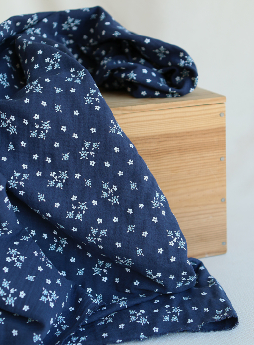 Lena - Double gaze de coton motif fleuri fond bleu marine