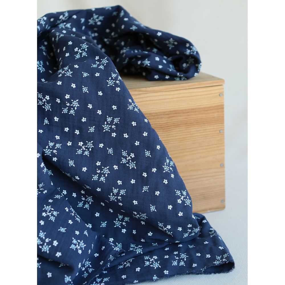 Lena - Double gaze de coton motif fleuri fond bleu marine