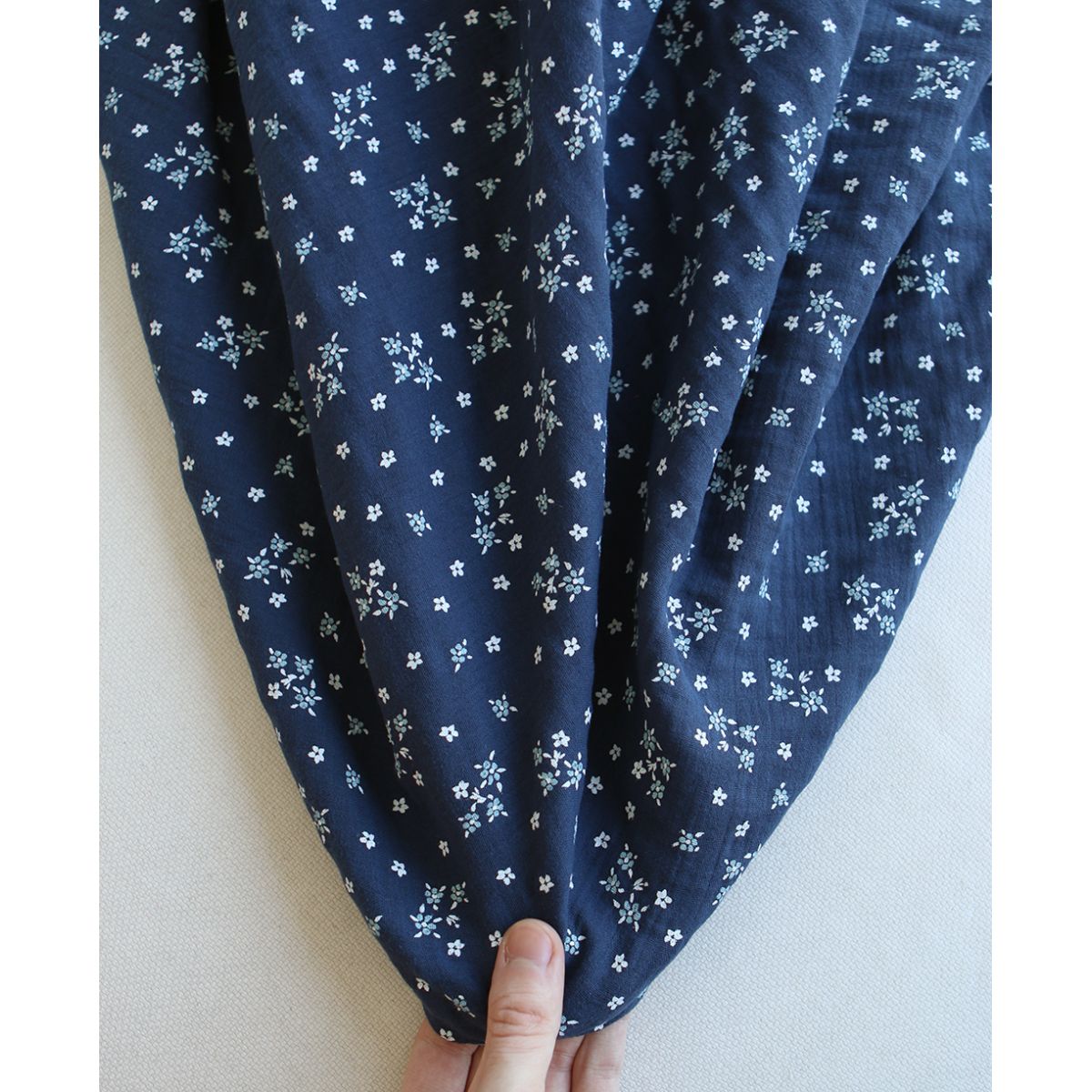 Lena - Double gaze de coton motif fleuri fond bleu marine Lena - Double gaze de coton motif fleuri fond bleu marine