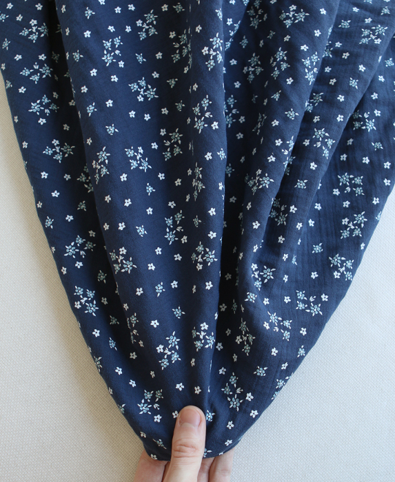 Lena - Double gaze de coton motif fleuri fond bleu marine