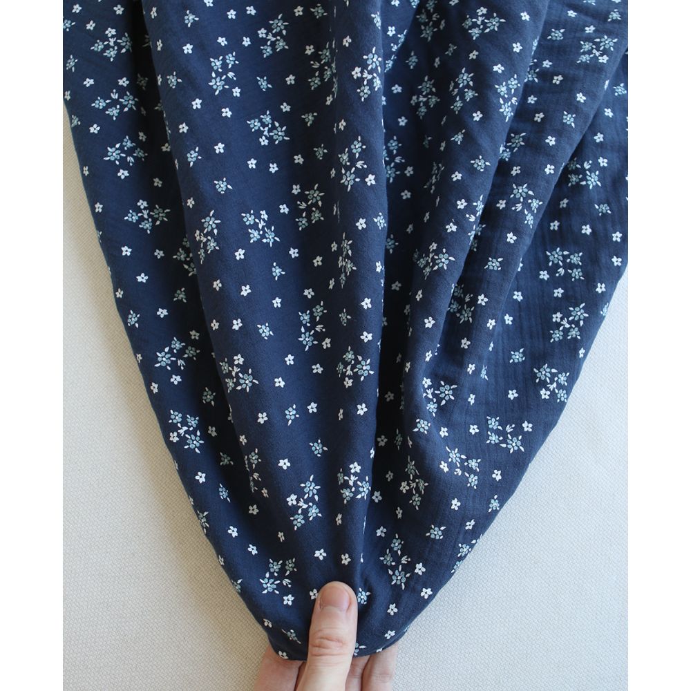 Lena - Double gaze de coton motif fleuri fond bleu marine