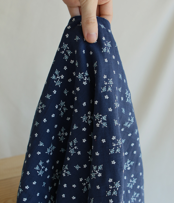 Lena - Double gaze de coton motif fleuri fond bleu marine