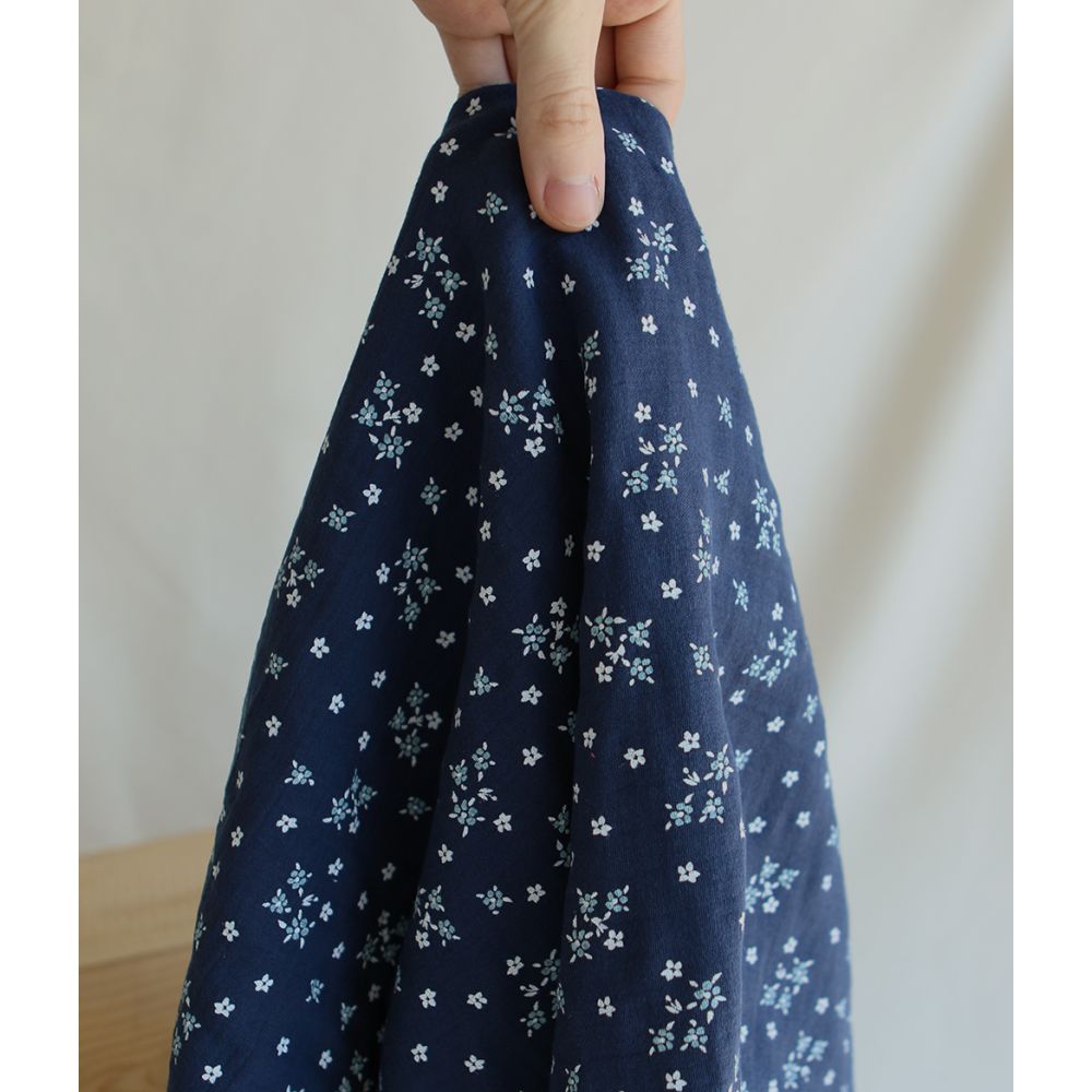 Lena - Double gaze de coton motif fleuri fond bleu marine