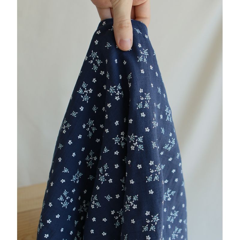 Lena - Double gaze de coton motif fleuri fond bleu marine