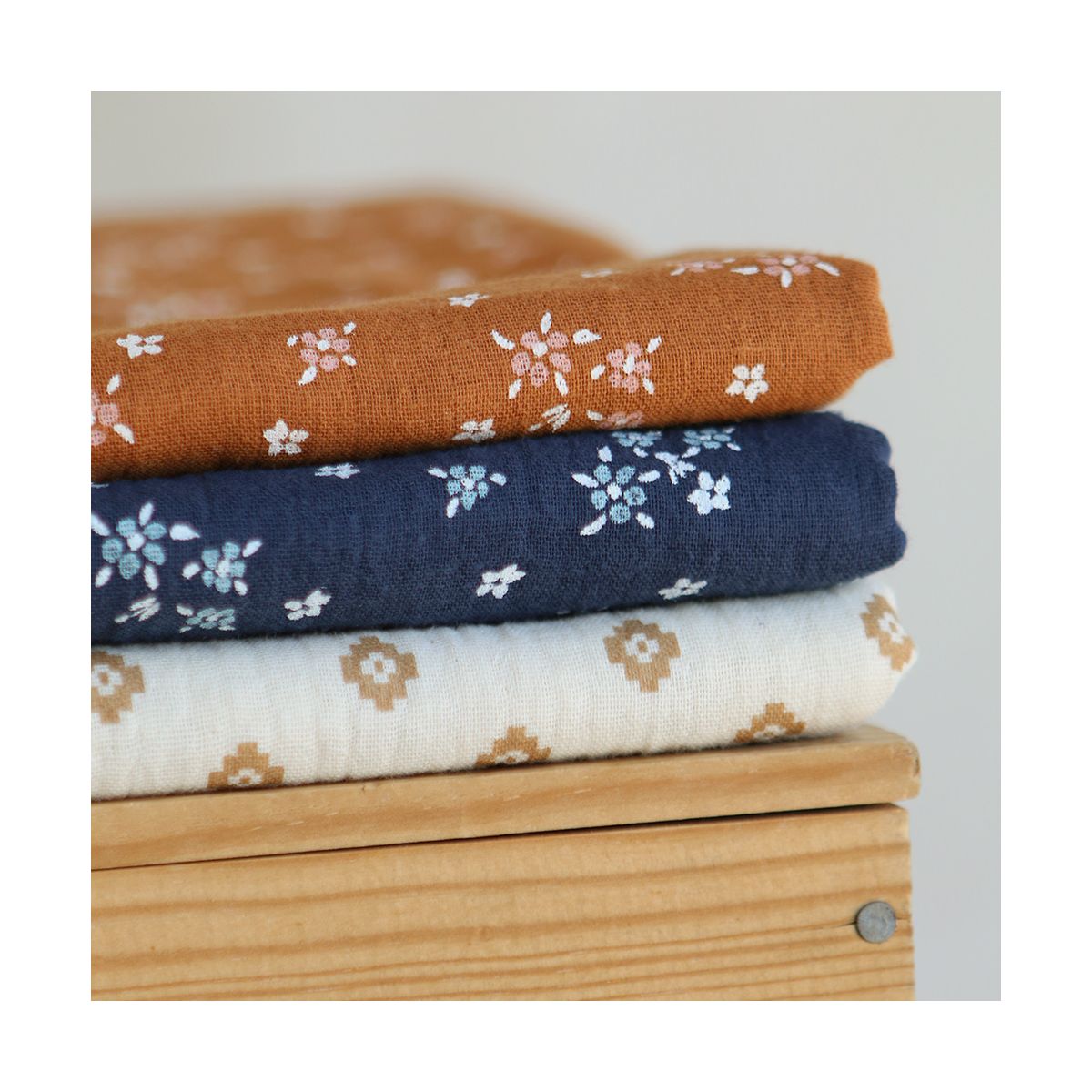 Lena - Double gaze de coton motif fleuri fond bleu marine Lena - Double gaze de coton motif fleuri fond bleu marine