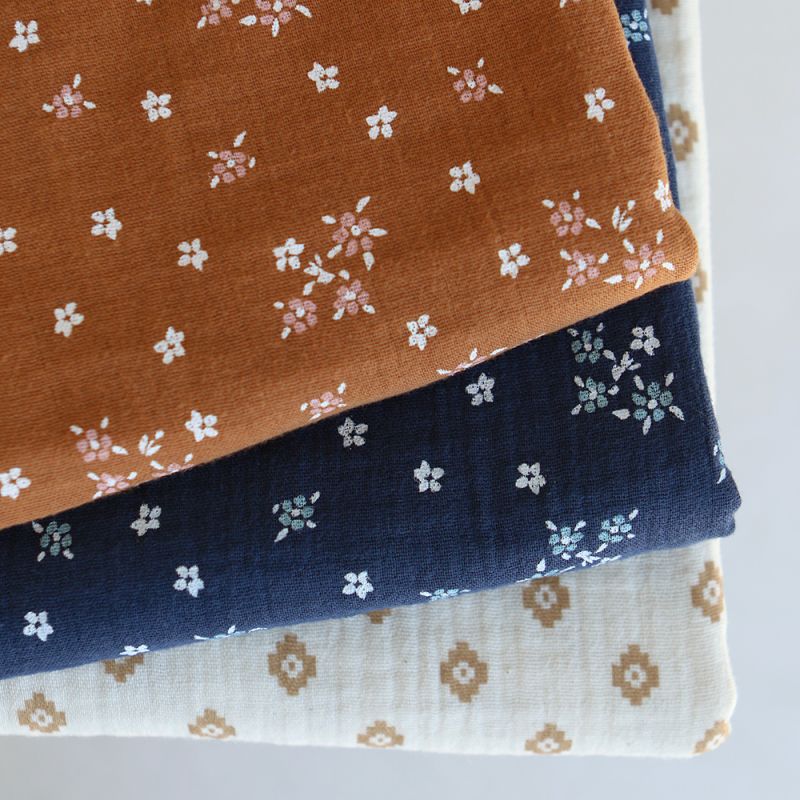 Lena - Double gaze de coton motif fleuri fond bleu marine