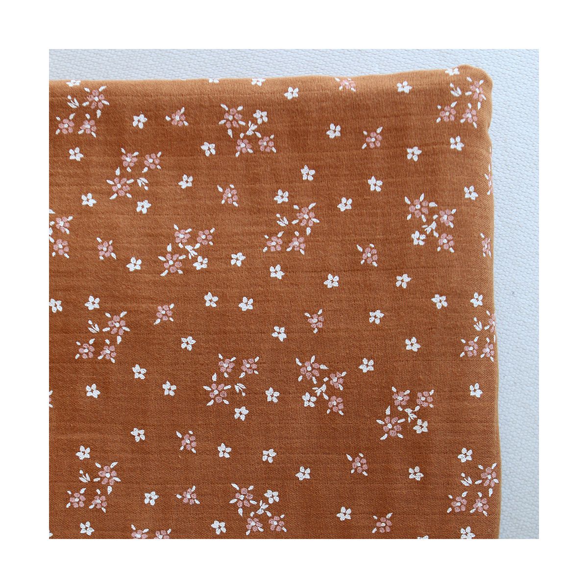 Lena - Double gaze de coton motif fleuri fond écureuil Lena - Double gaze de coton motif fleuri fond écureuil