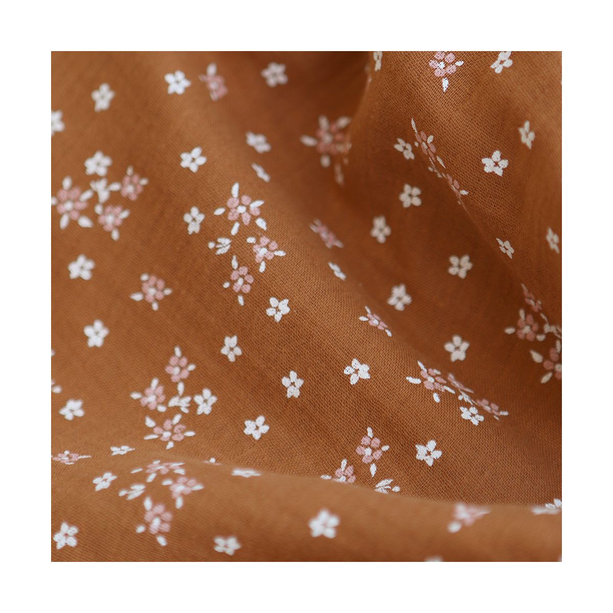 Lena - Double gaze de coton motif fleuri fond écureuil Lena - Double gaze de coton motif fleuri fond écureuil