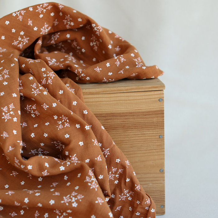 Lena - Double gaze de coton motif fleuri fond écureuil