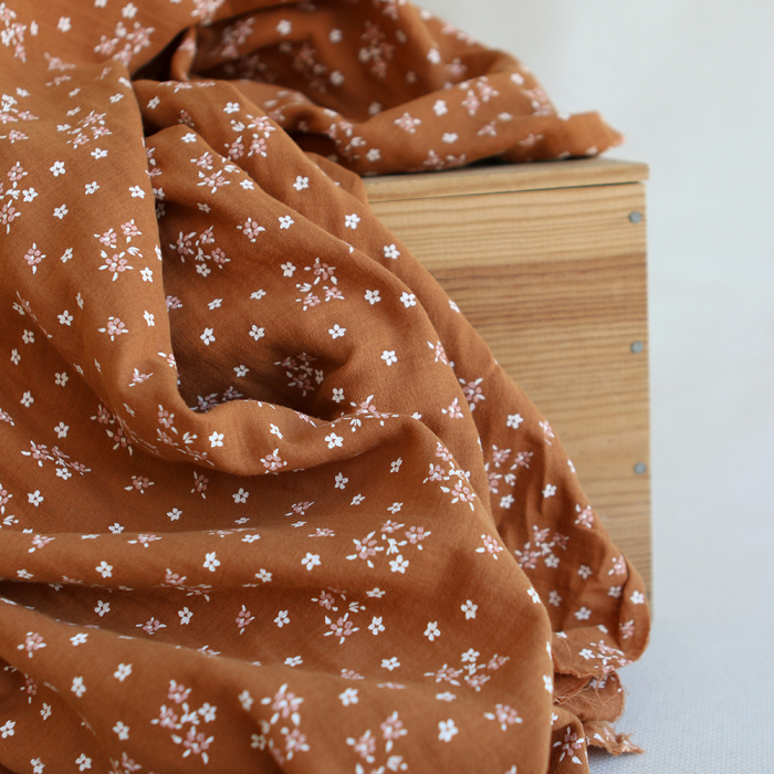 Lena - Double gaze de coton motif fleuri fond écureuil