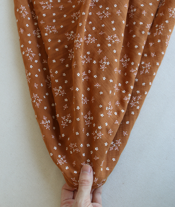 Lena - Double gaze de coton motif fleuri fond écureuil