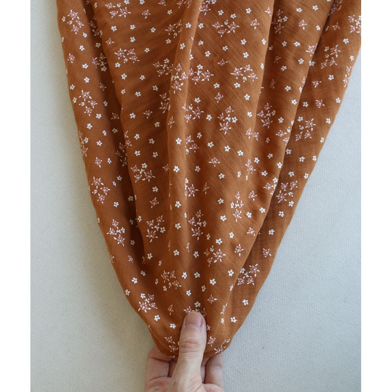 Lena - Double gaze de coton motif fleuri fond écureuil