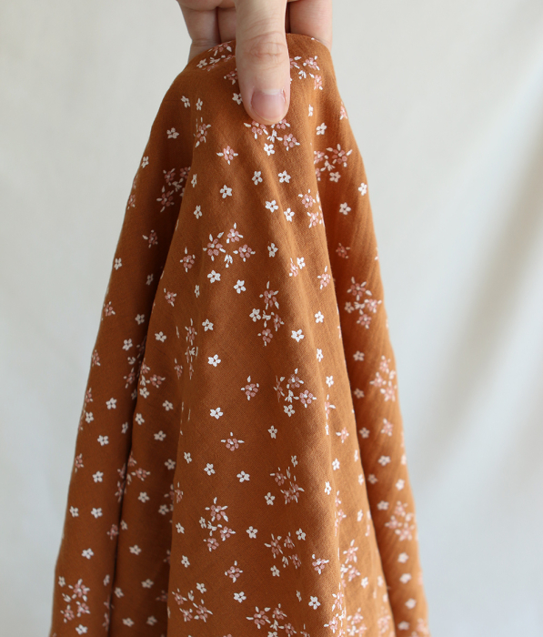 Lena - Double gaze de coton motif fleuri fond écureuil