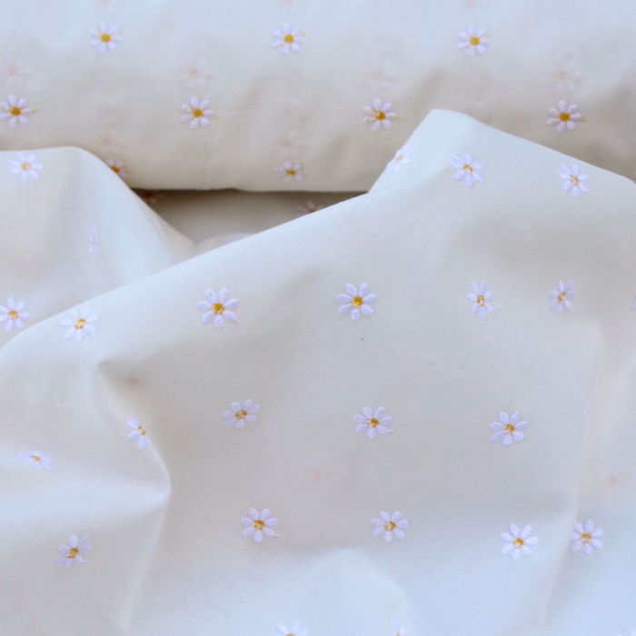 Tissu coton organique broderies fleurs pâquerettes