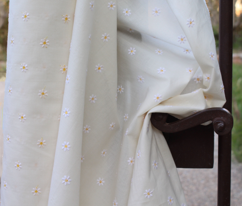 Tissu coton organique broderies fleurs pâquerettes