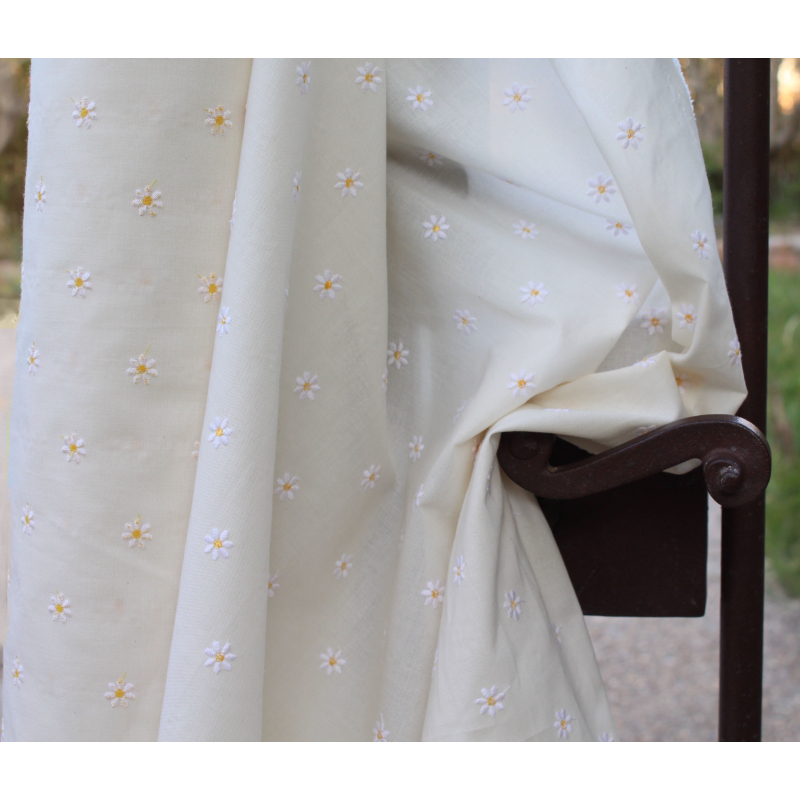 Tissu coton organique broderies fleurs pâquerettes