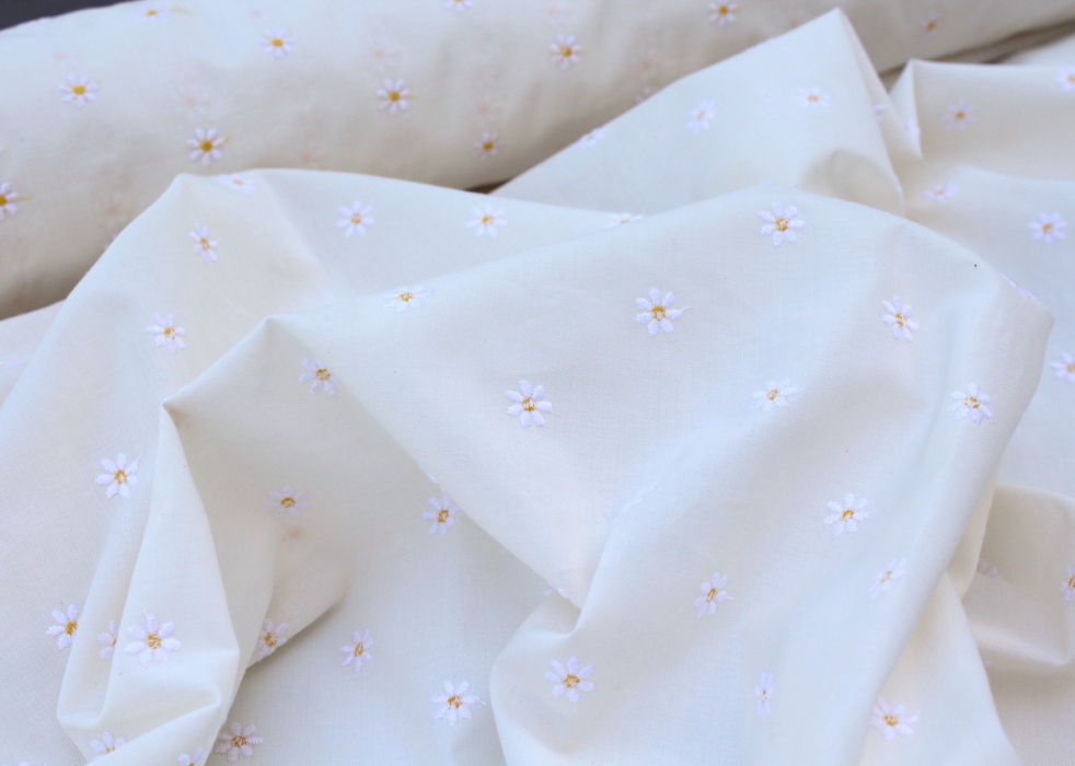 Tissu coton organique broderies fleurs pâquerettes