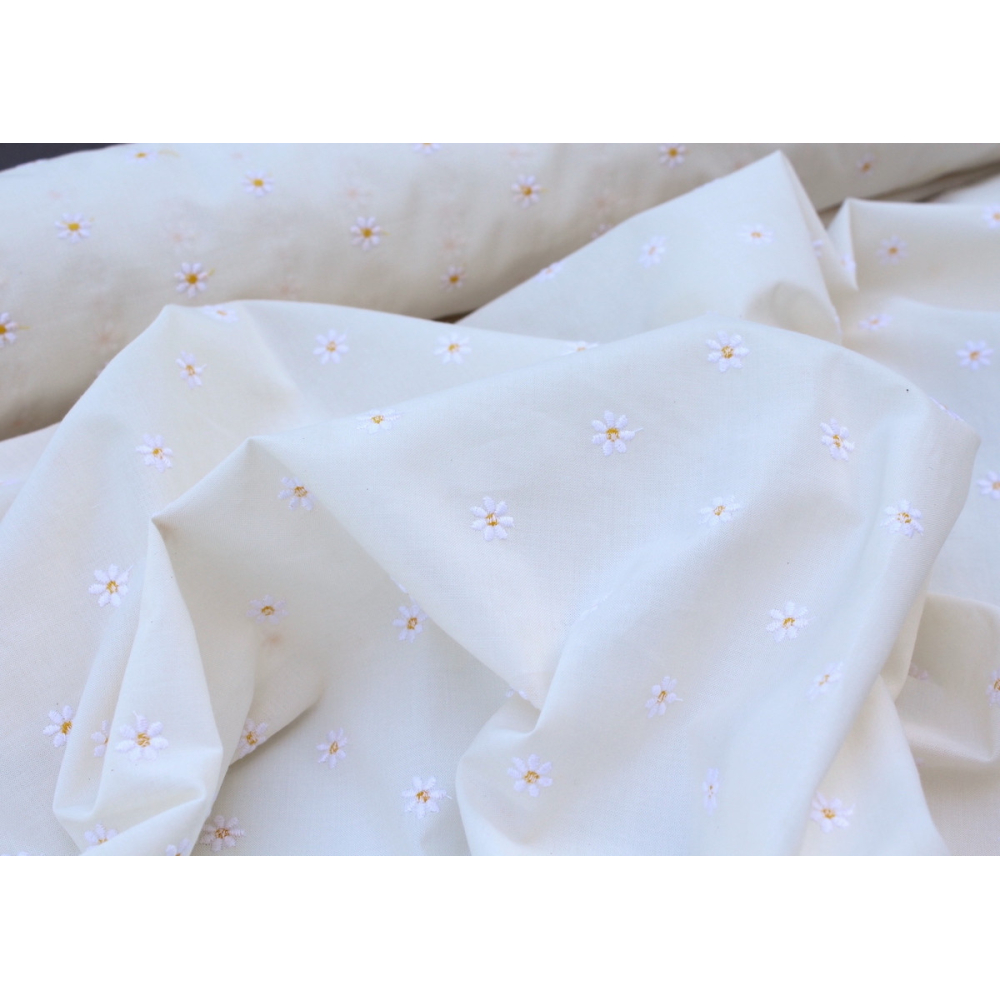 Tissu coton organique broderies fleurs pâquerettes