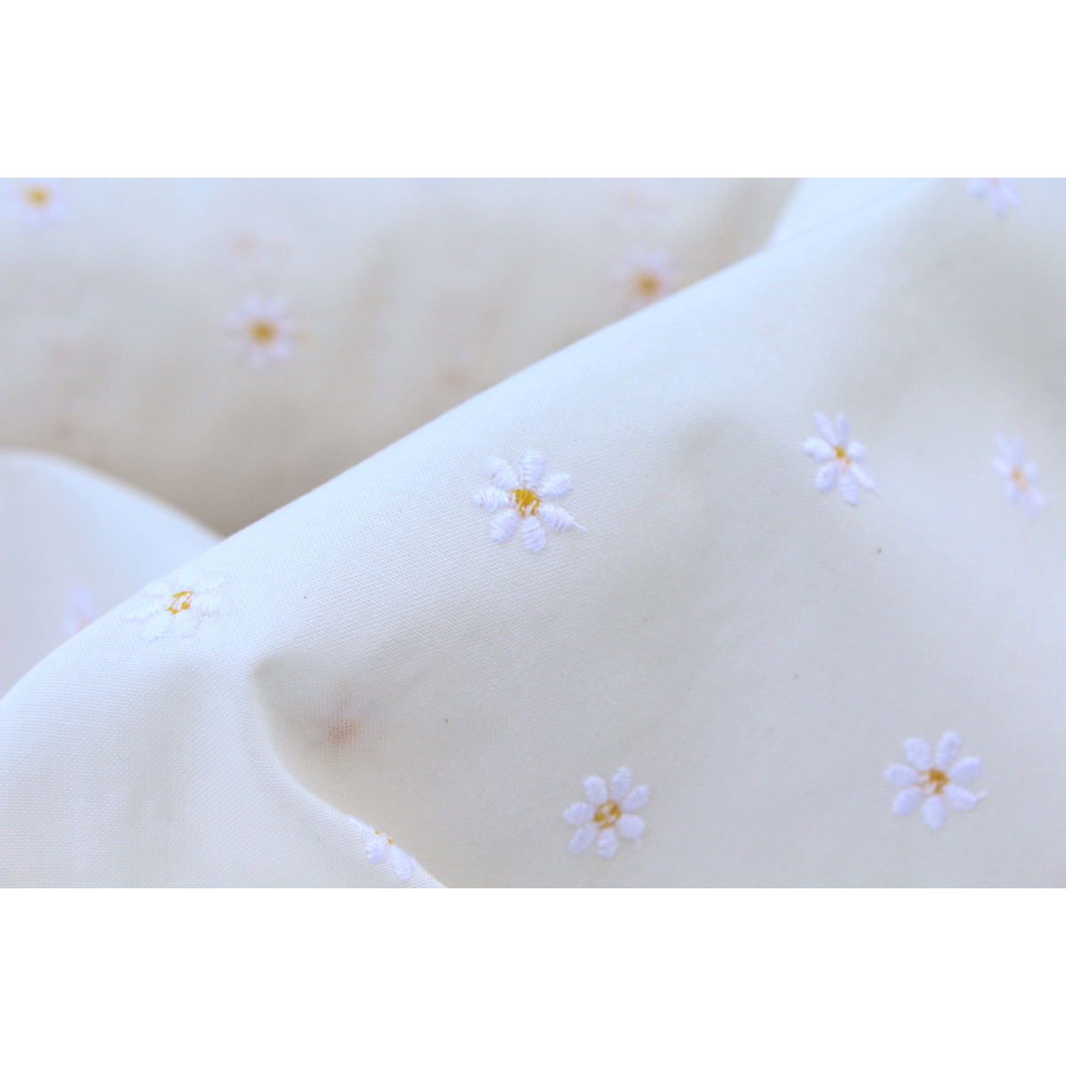 Tissu coton organique broderies fleurs pâquerettes Tissu coton organique broderies fleurs pâquerettes