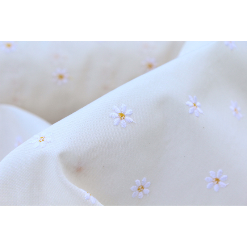 Tissu coton organique broderies fleurs pâquerettes