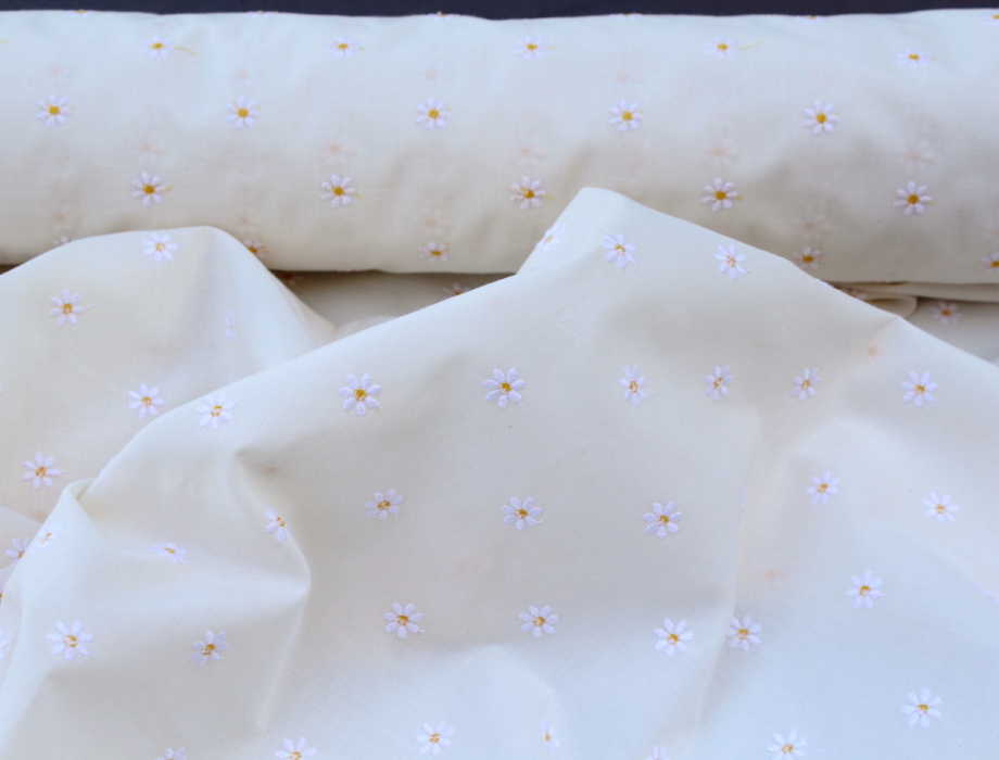 Tissu coton organique broderies fleurs pâquerettes