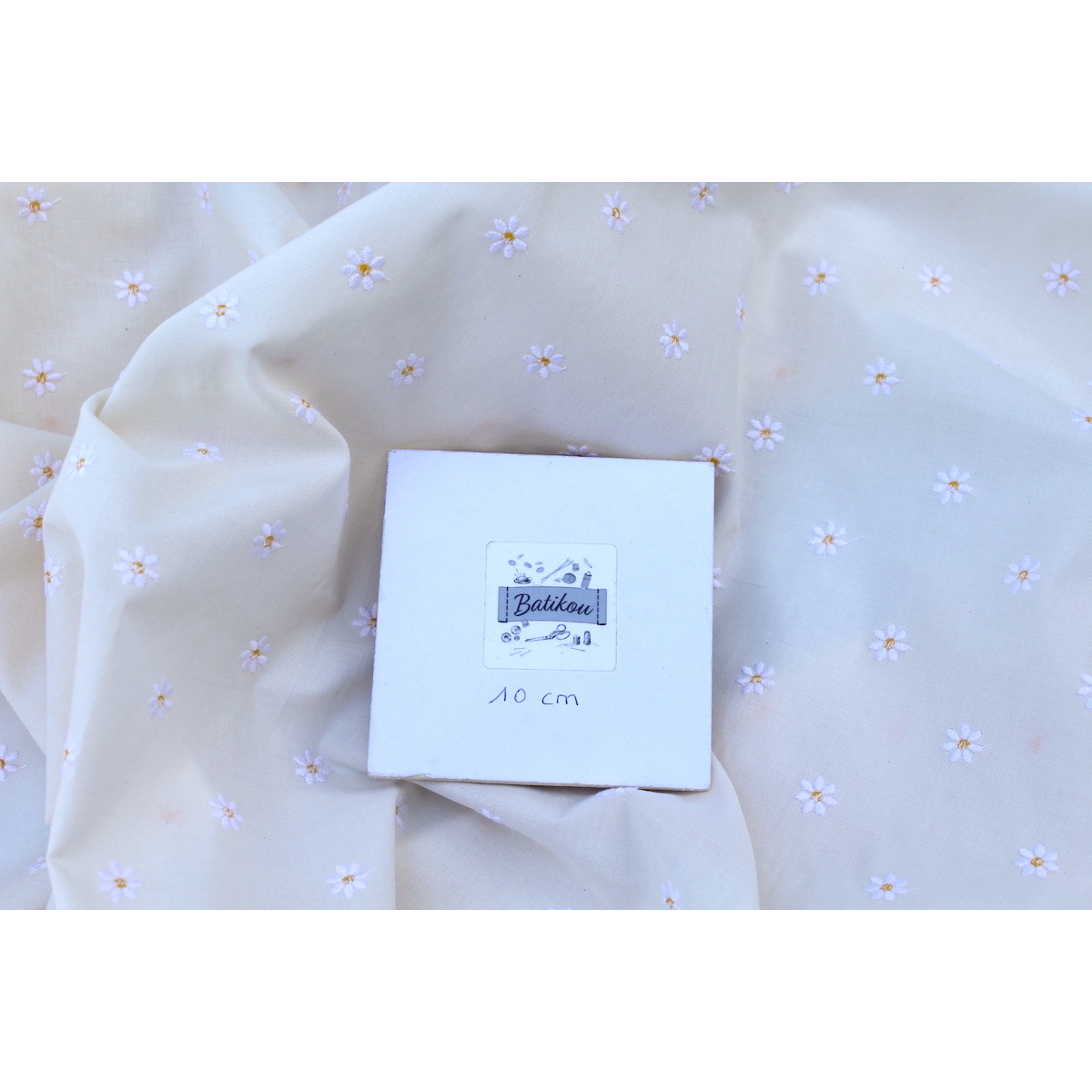 Tissu coton organique broderies fleurs pâquerettes Tissu coton organique broderies fleurs pâquerettes