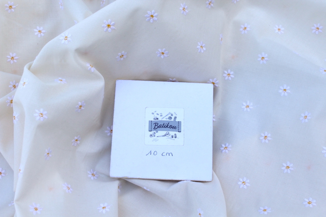 Tissu coton organique broderies fleurs pâquerettes