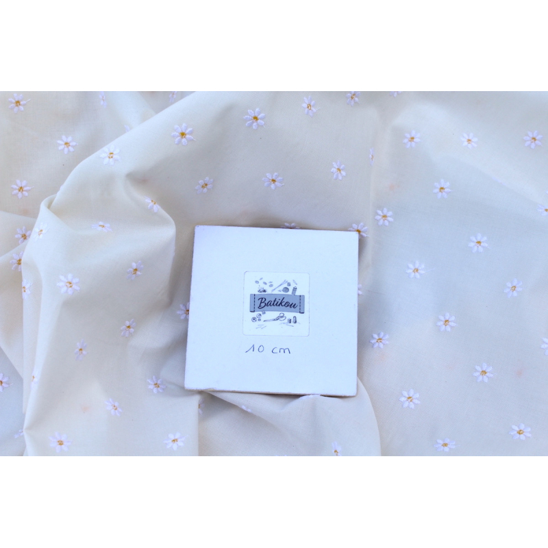 Tissu coton organique broderies fleurs pâquerettes