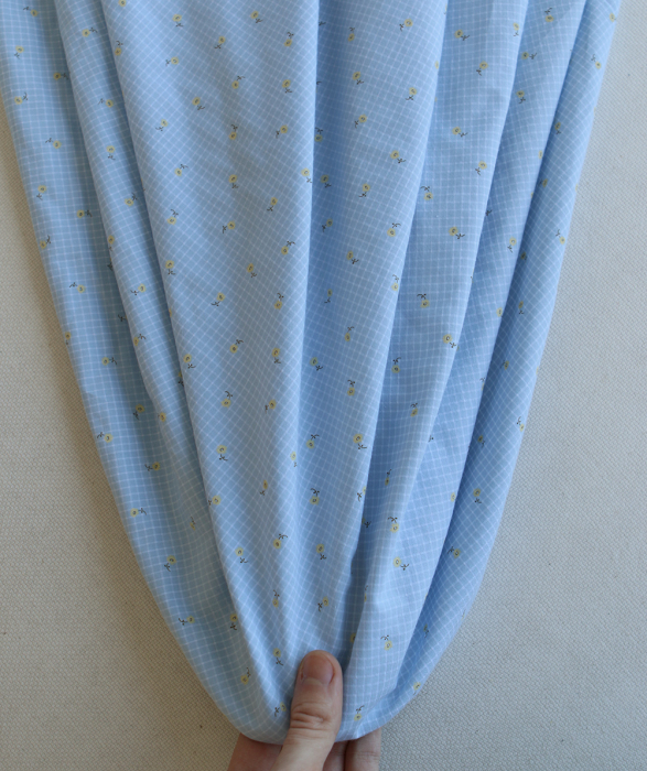 Seersucker quadrillage fin minis fleurs fond bleu