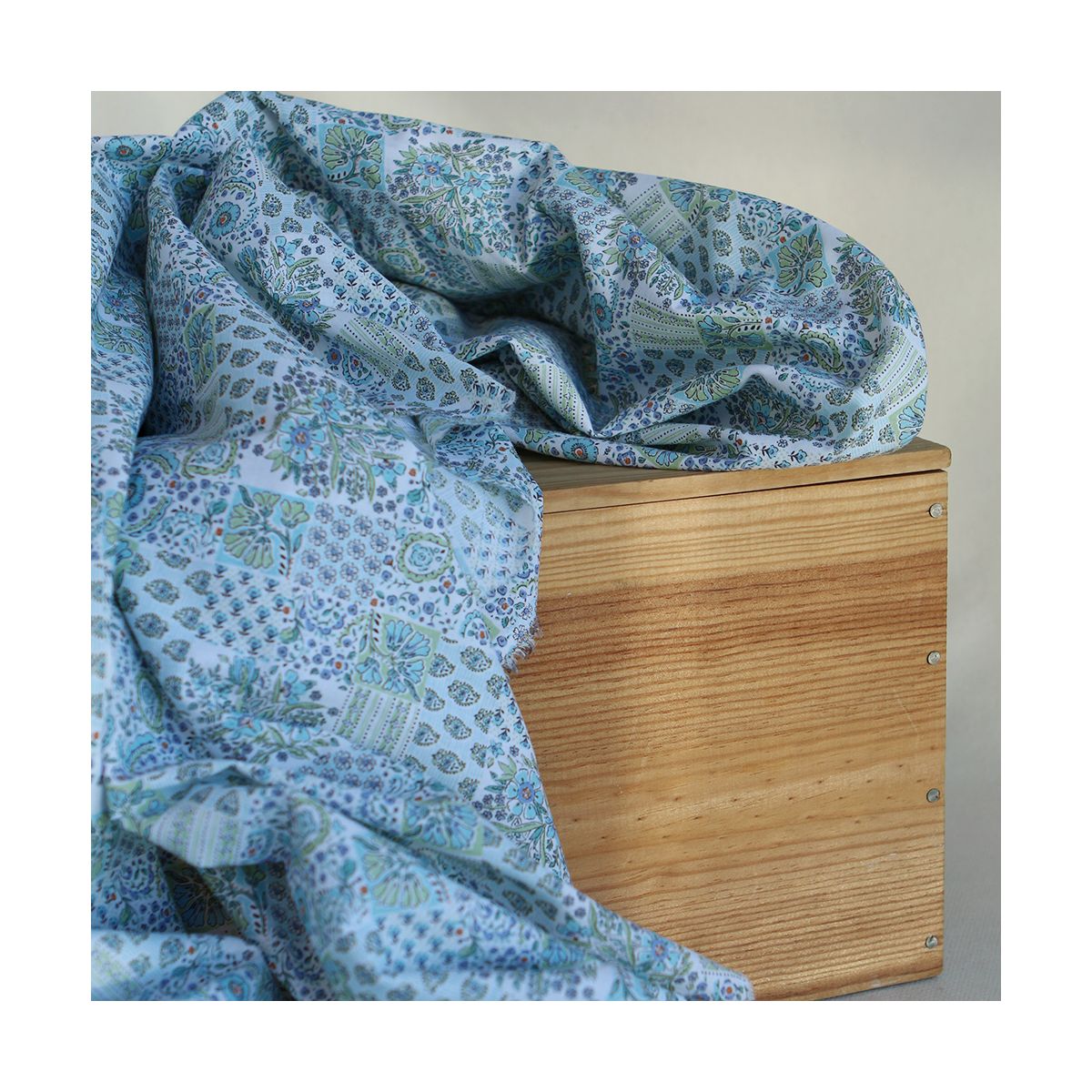 Isabelle - Batiste de coton à imprimé patchwork bleu Isabelle - Batiste de coton à imprimé patchwork bleu