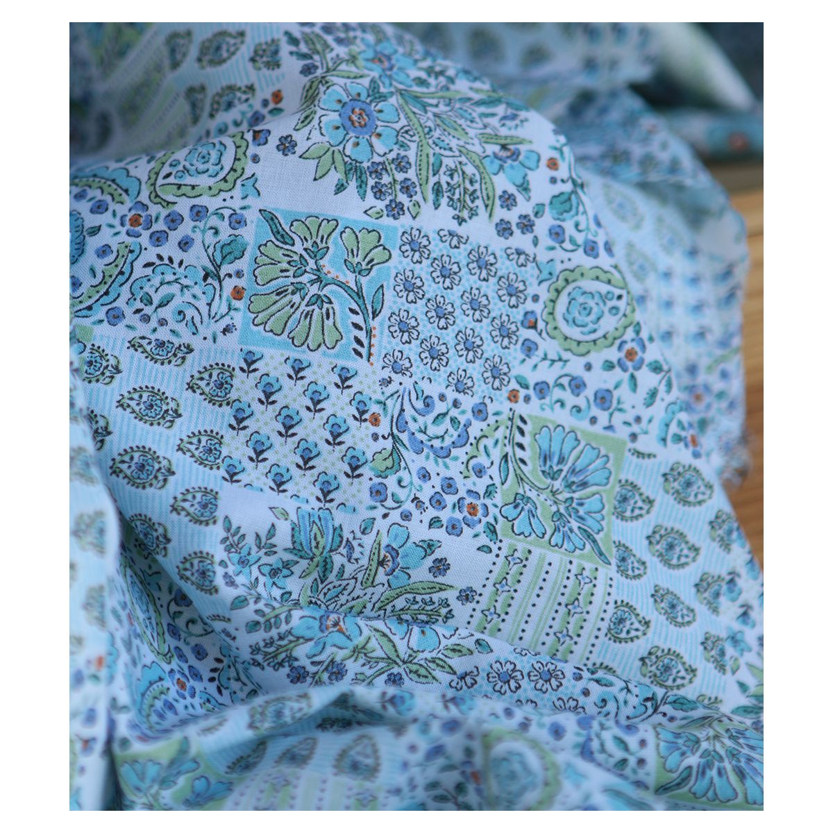 Isabelle - Batiste de coton à imprimé patchwork bleu Isabelle - Batiste de coton à imprimé patchwork bleu