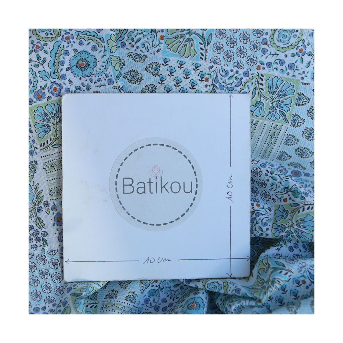 Isabelle - Batiste de coton à imprimé patchwork bleu Isabelle - Batiste de coton à imprimé patchwork bleu