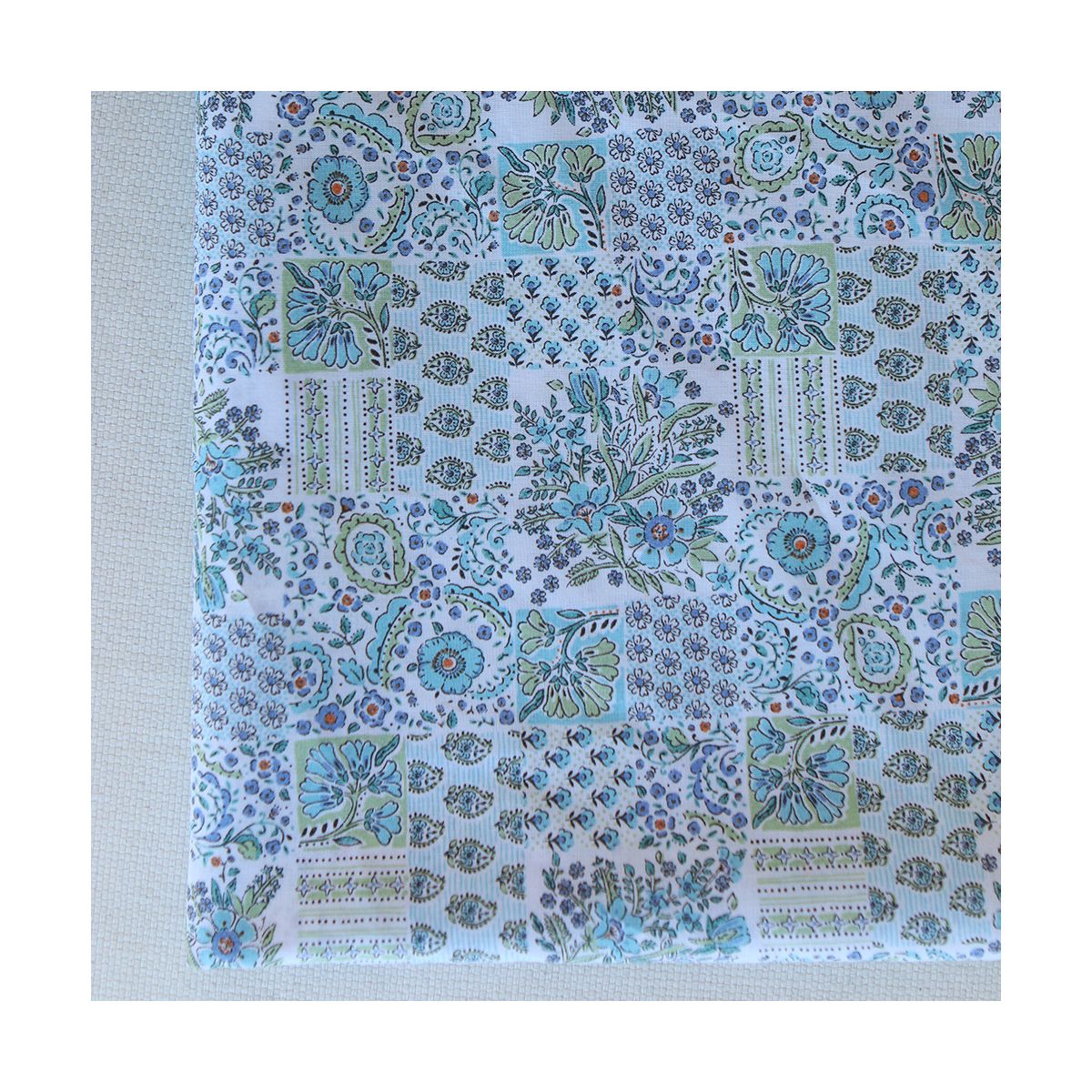 Isabelle - Batiste de coton à imprimé patchwork bleu Isabelle - Batiste de coton à imprimé patchwork bleu