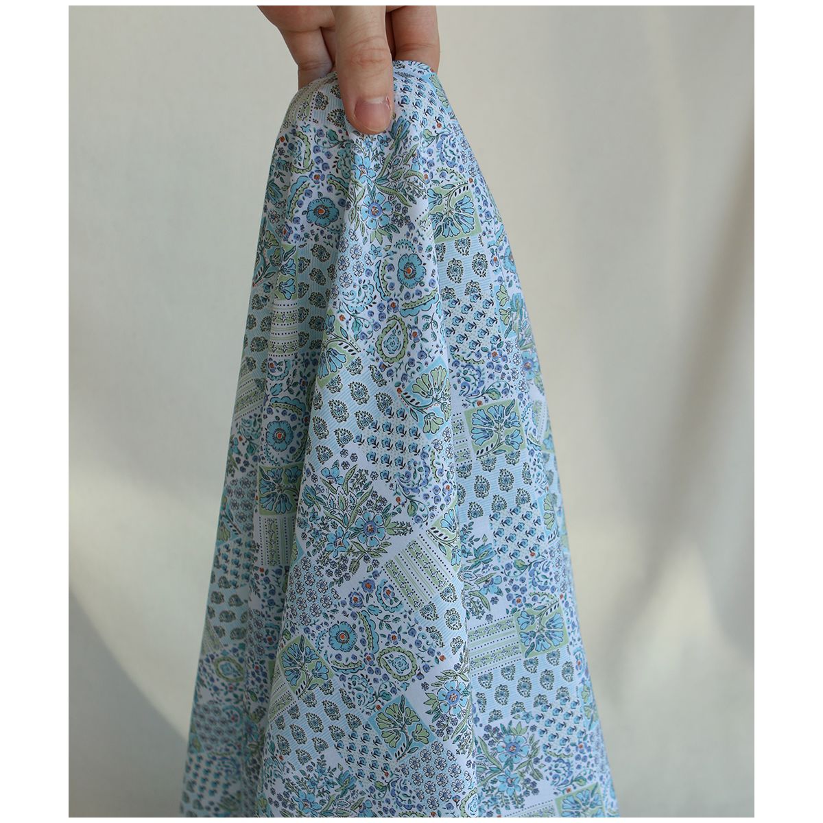 Isabelle - Batiste de coton à imprimé patchwork bleu Isabelle - Batiste de coton à imprimé patchwork bleu