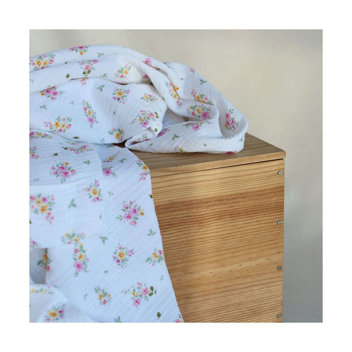 Amalia - Double gaze de coton BIO blanc motif fleuri aquarelle Amalia - Double gaze de coton BIO blanc motif fleuri aquarelle