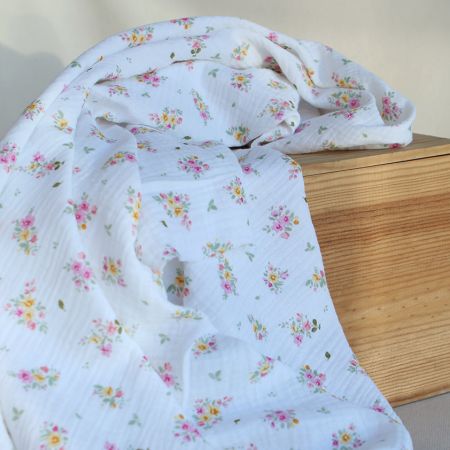 Amalia - Double gaze de coton BIO blanc motif fleuri aquarelle Amalia - Double gaze de coton BIO blanc motif fleuri aquarelle