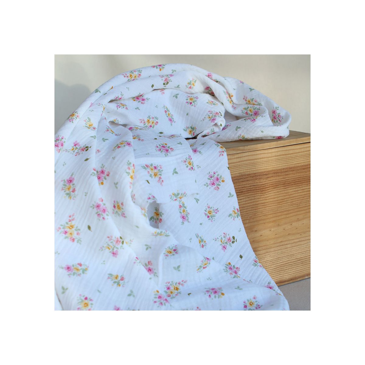 Amalia - Double gaze de coton BIO blanc motif fleuri aquarelle Amalia - Double gaze de coton BIO blanc motif fleuri aquarelle