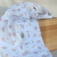 Amalia - Double gaze de coton BIO blanc motif fleuri aquarelle