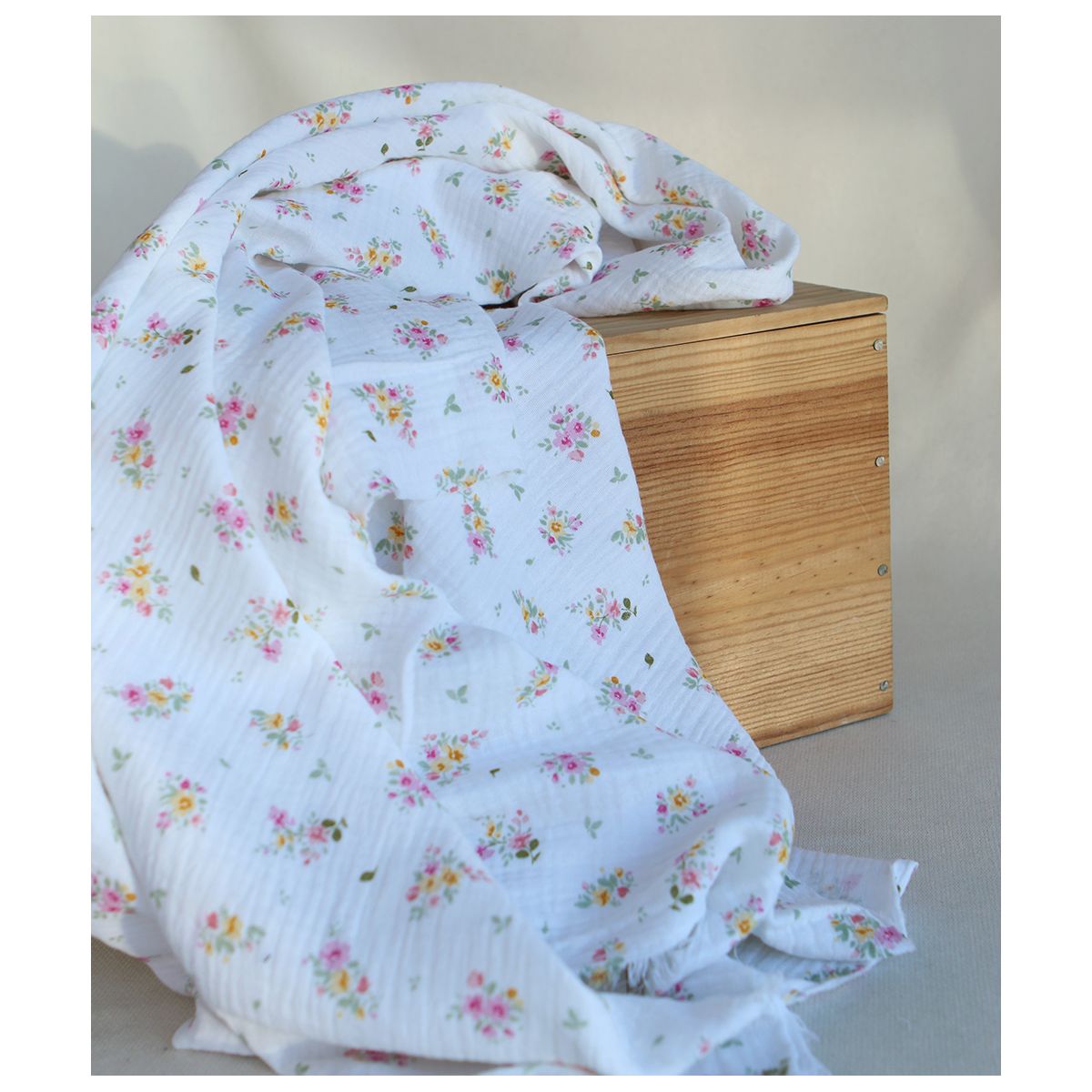 Amalia - Double gaze de coton BIO blanc motif fleuri aquarelle Amalia - Double gaze de coton BIO blanc motif fleuri aquarelle