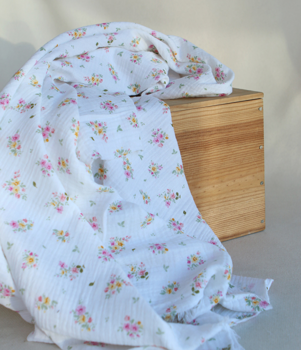 Amalia - Double gaze de coton BIO blanc motif fleuri aquarelle