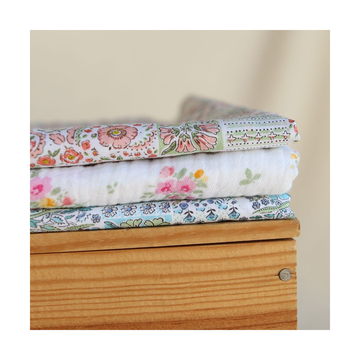 Amalia - Double gaze de coton BIO blanc motif fleuri aquarelle Amalia - Double gaze de coton BIO blanc motif fleuri aquarelle