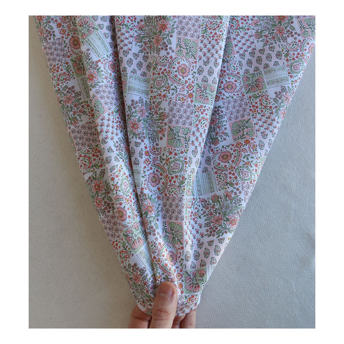 Isabelle - Batiste de coton à imprimé patchwork corail rosé Isabelle - Batiste de coton à imprimé patchwork corail rosé