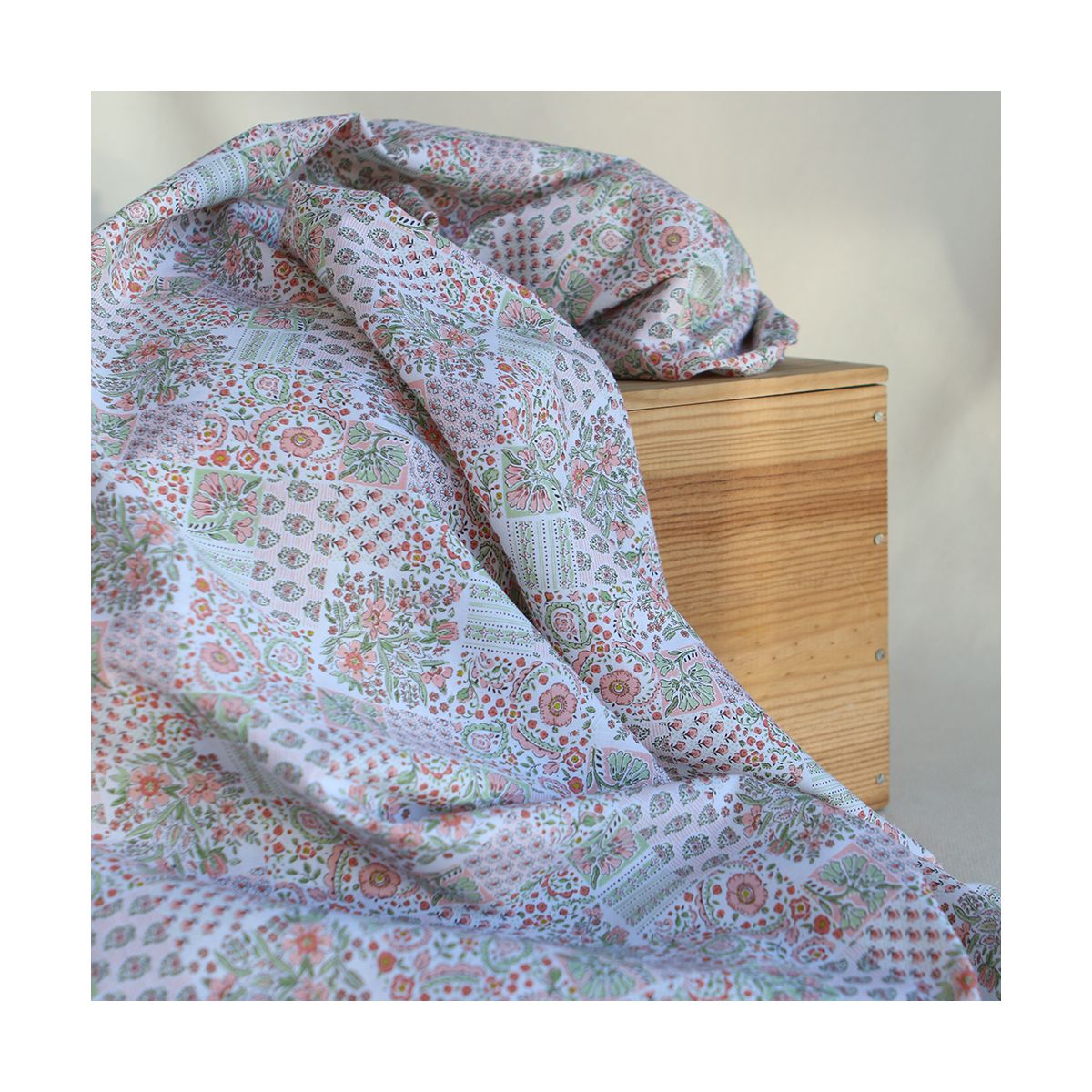 Isabelle - Batiste de coton à imprimé patchwork corail rosé Isabelle - Batiste de coton à imprimé patchwork corail rosé