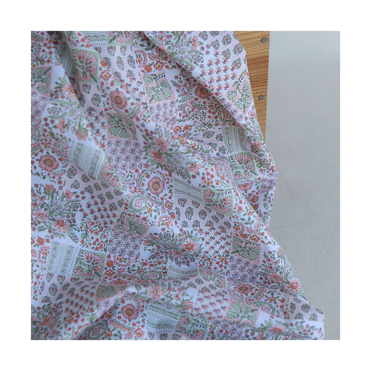 Isabelle - Batiste de coton à imprimé patchwork corail rosé Isabelle - Batiste de coton à imprimé patchwork corail rosé