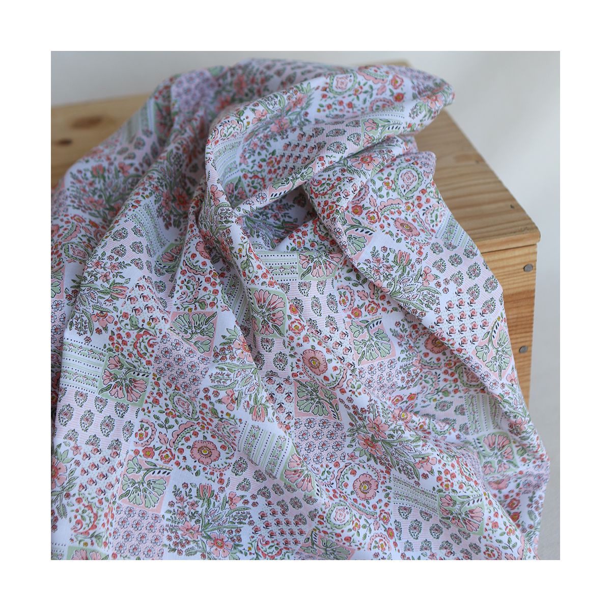 Isabelle - Batiste de coton à imprimé patchwork corail rosé Isabelle - Batiste de coton à imprimé patchwork corail rosé