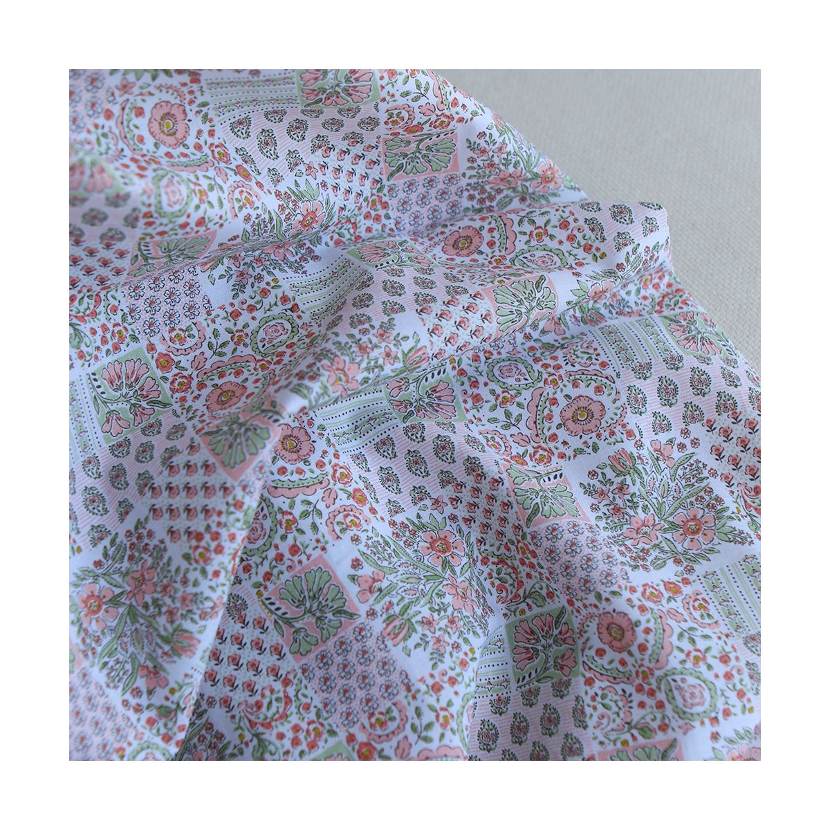 Isabelle - Batiste de coton à imprimé patchwork corail rosé Isabelle - Batiste de coton à imprimé patchwork corail rosé