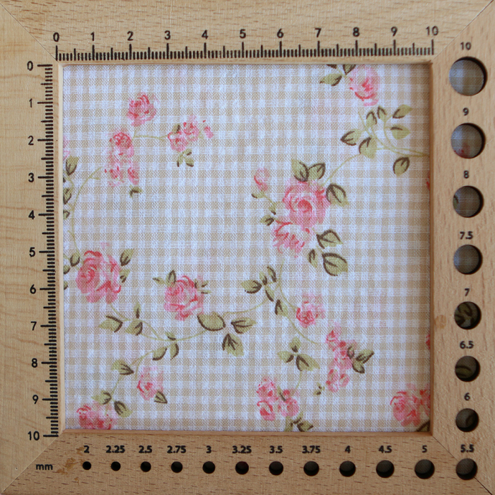 Soline - Seersucker / Coton gaufré vichy mini 2mm beige à motif fleuri