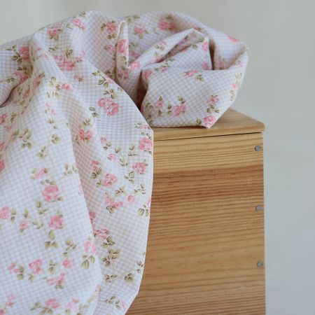 Soline - Seersucker / Coton gaufré vichy mini 2mm beige à motif fleuri Soline - Seersucker / Coton gaufré vichy mini 2mm beige à motif fleuri