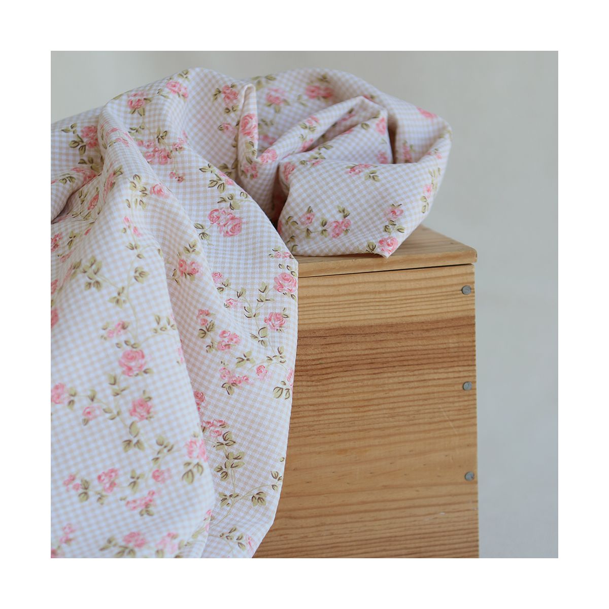 Soline - Seersucker / Coton gaufré vichy mini 2mm beige à motif fleuri